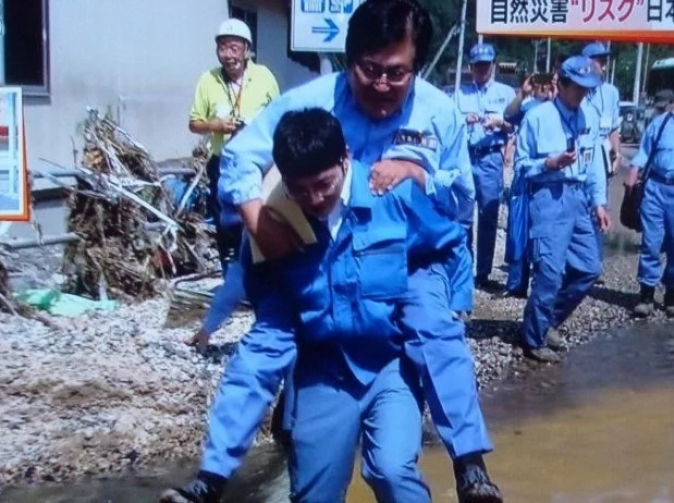 A storm took the lives of 20 people, he takes piggyback ride A storm took the lives of 20 people, he takes piggyback ride