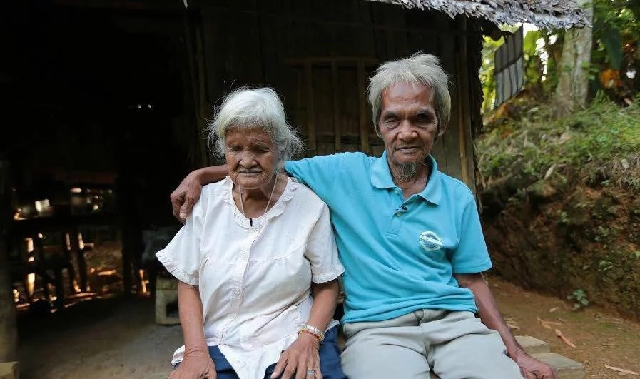 Elderly couple beg for coins amidst disabilities Elderly couple beg for coins amidst disabilities