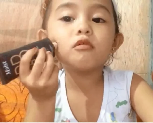 Swabe ang pagkakalagay niya ng mascara! 4 year-old Ruzle Nicole's make-up tutorial video reached more than 1 million views Swabe ang pagkakalagay niya ng mascara! 4 year-old Ruzle Nicole's make-up tutorial video reached more than 1 million views