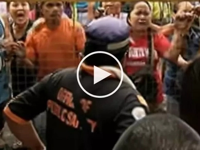 Defiant Pinoy vendors get into scary fight with demolition team in Caloocan City