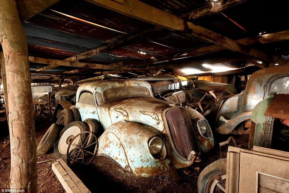 The owner of this garage died almost 10 years ago. His relatives considered it to be empty. One day they entered it and realized how rich they became The owner of this garage died almost 10 years ago. His relatives considered it to be empty. One day they entered it and realized how rich they became