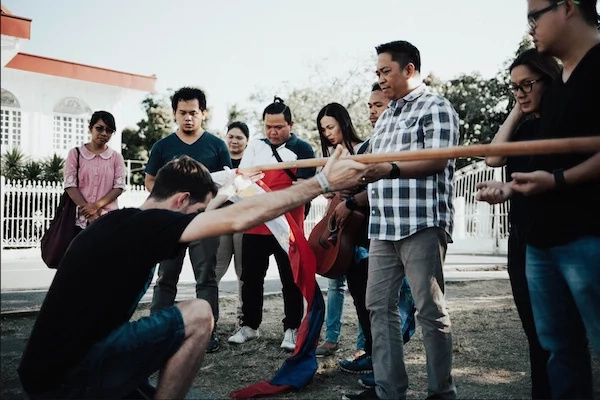 Spanish man apologizes in behalf of his race for conquering the Philippines for 300 years Spanish man apologizes in behalf of his race for conquering the Philippines for 300 years
