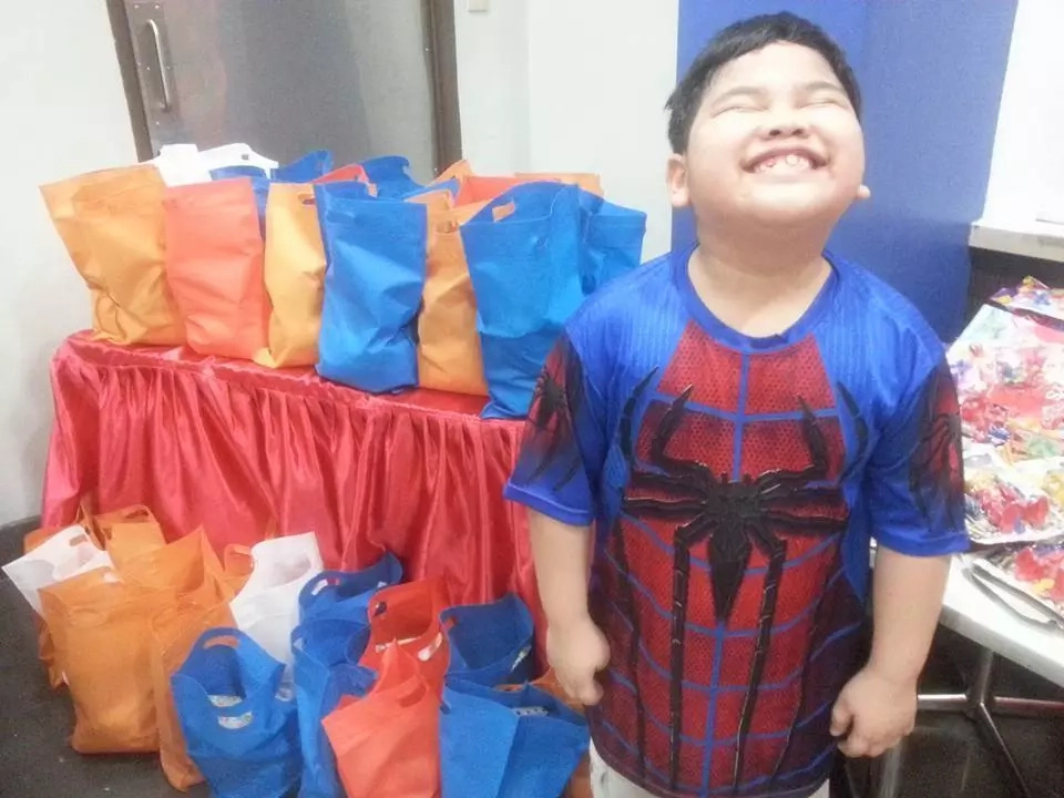 "What makes me happy is seeing other kids happy too." What this 9-year-old boy does for his birthday is trully heart melting! Find out why! "What makes me happy is seeing other kids happy too." What this 9-year-old boy does for his birthday is trully heart melting! Find out why!