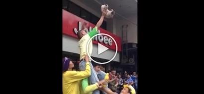 Nag-exhibition yung pusa! Poor cat hanging on electrical cable saved by construction workers