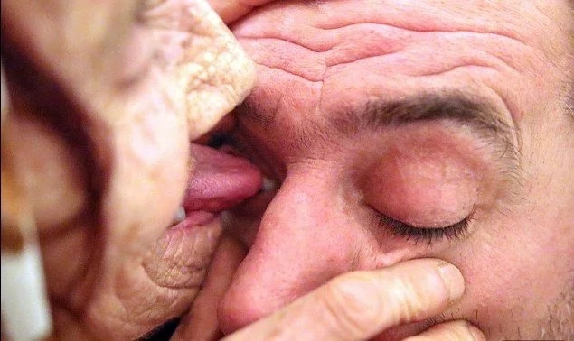 Woman, 80, licks people's eyeballs for 10 Euros to heal them with her tongue (photos)