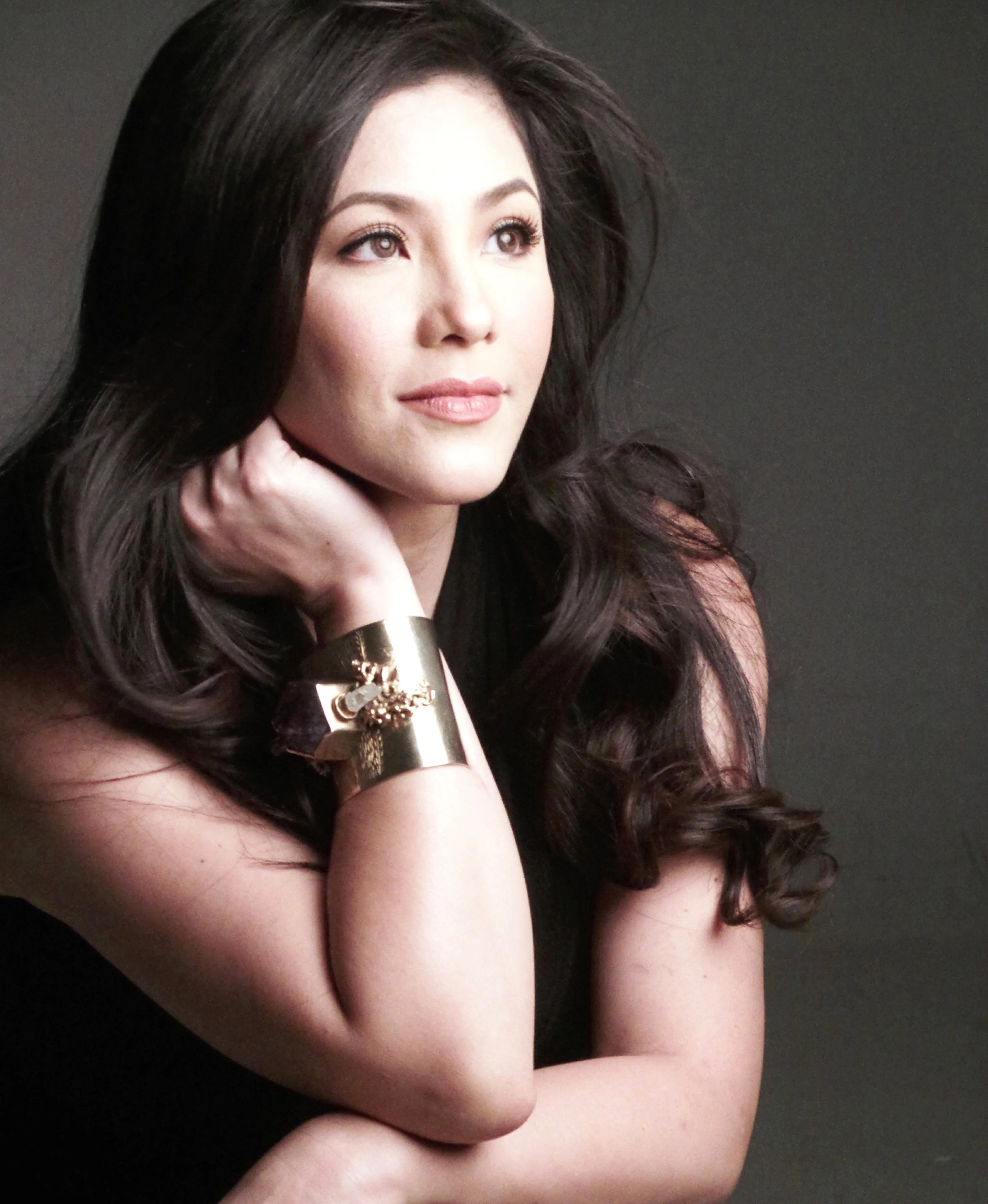Regine Velasquez pumirma ng kontrata sa Viva! She denies the rumour na lilipat siya ng network. Regine Velasquez pumirma ng kontrata sa Viva! She denies the rumour na lilipat siya ng network.