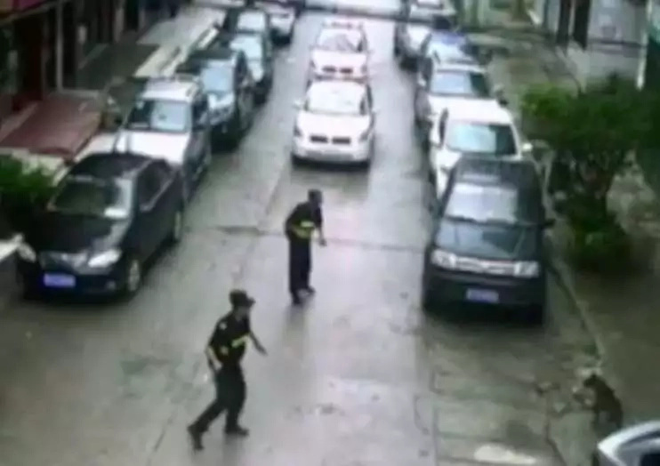 Watch this crazed bulldog attack over 20 people in China! Watch this crazed bulldog attack over 20 people in China!