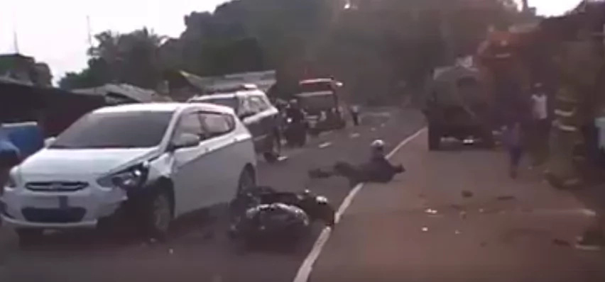 Ingat po sa daan! Motorcycle dangerously crashes into car caught on video Ingat po sa daan! Motorcycle dangerously crashes into car caught on video