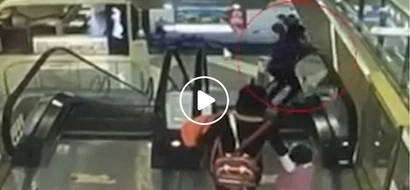 Nakakatakot! Horrifying video of Chinese lola dropping baby from escalator to his death