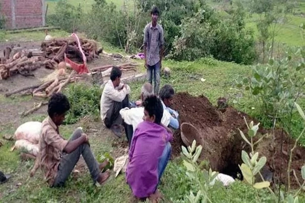 Dead man bitten by a snake comes back to life in his funeral Dead man bitten by a snake comes back to life in his funeral