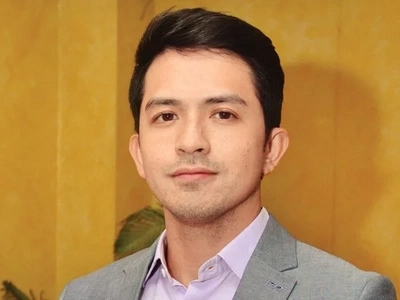 Dennis Trillo warms hearts as he bonds with gf Jennylyn’s son Jazz