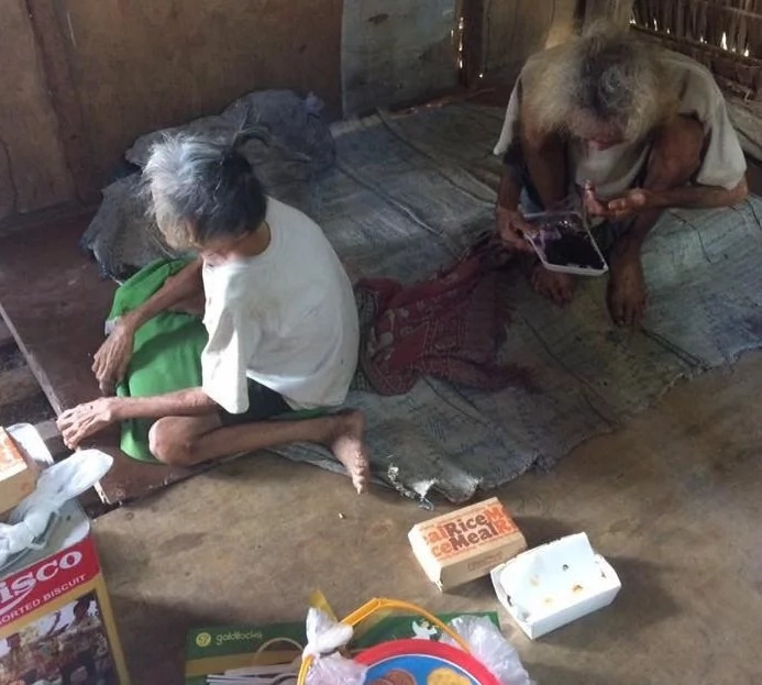 Pinoy begs netizens to help poor lola in viral social media post Pinoy begs netizens to help poor lola in viral social media post