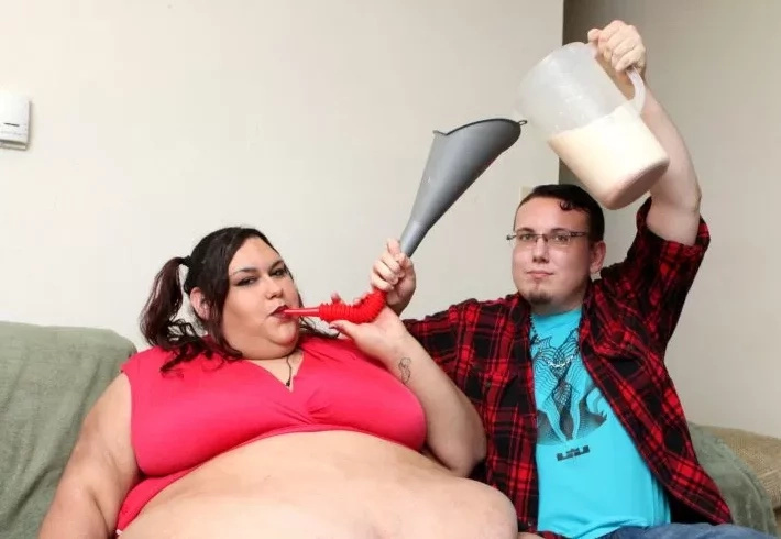 Woman aims to be so fat and be 1000 lbs Woman aims to be so fat and be 1000 lbs