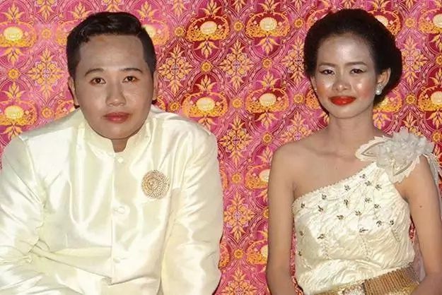 Couple gets real professional make-up after a ruined wedding day Couple gets real professional make-up after a ruined wedding day