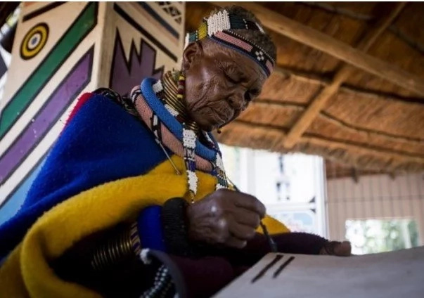 SOUTH AFRICAN TRIBAL artist, whose work is known WORLDWIDE, paints with CHICKEN FEATHERS (photos) SOUTH AFRICAN TRIBAL artist, whose work is known WORLDWIDE, paints with CHICKEN FEATHERS (photos)