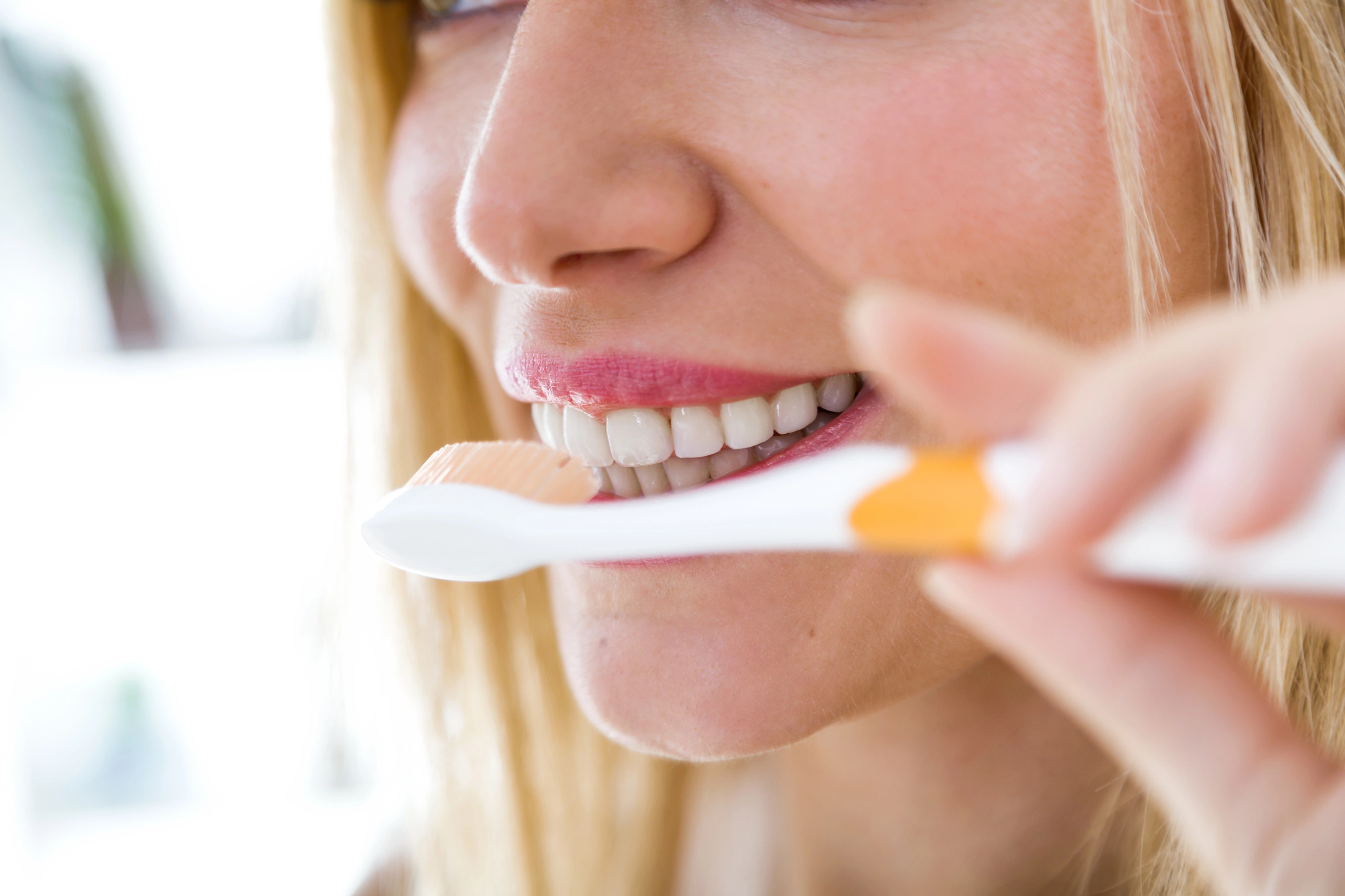 Whiter teeth in 2 minutes with baking soda and coconut oil