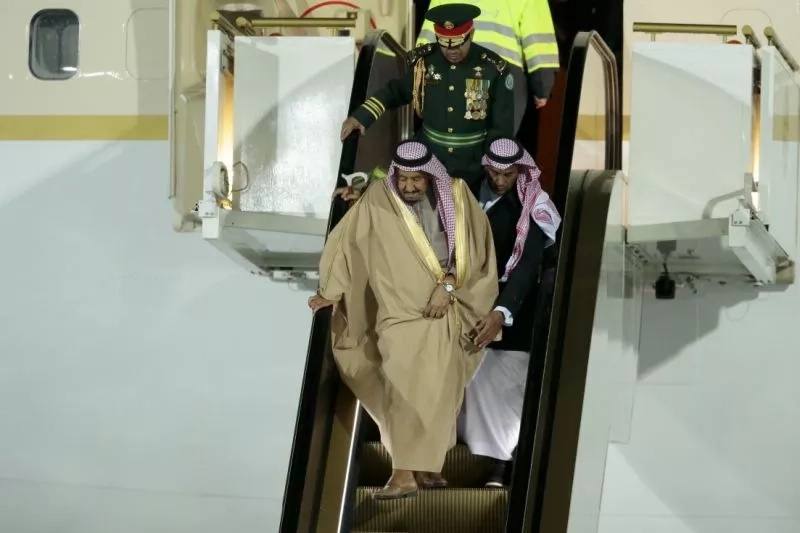 The King was left momentarily confused before eventually walking down the escalator. Photo: RT The King was left momentarily confused before eventually walking down the escalator. Photo: RT