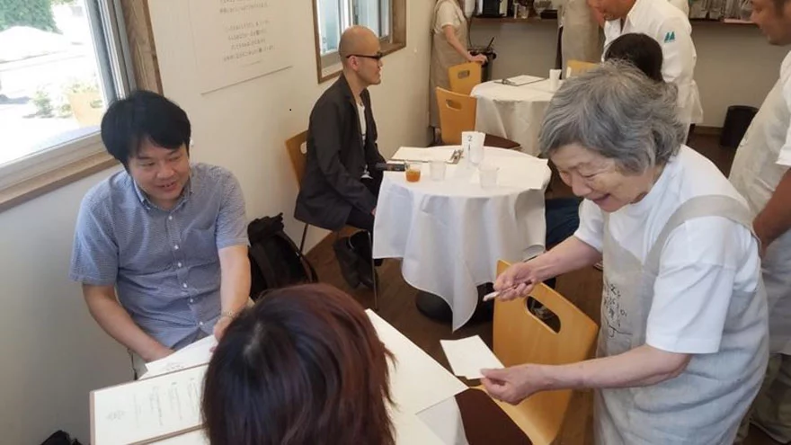 “The Restaurant of Order Mistakes”: Resto hires waiters who are Dementia patients. You never know what you’re getting right when it’s served to you! “The Restaurant of Order Mistakes”: Resto hires waiters who are Dementia patients. You never know what you’re getting right when it’s served to you!