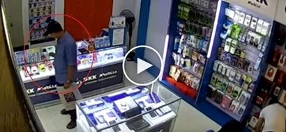 Sneaky Pinoy customer in Davao City steals expensive phone after saleslady went out of store