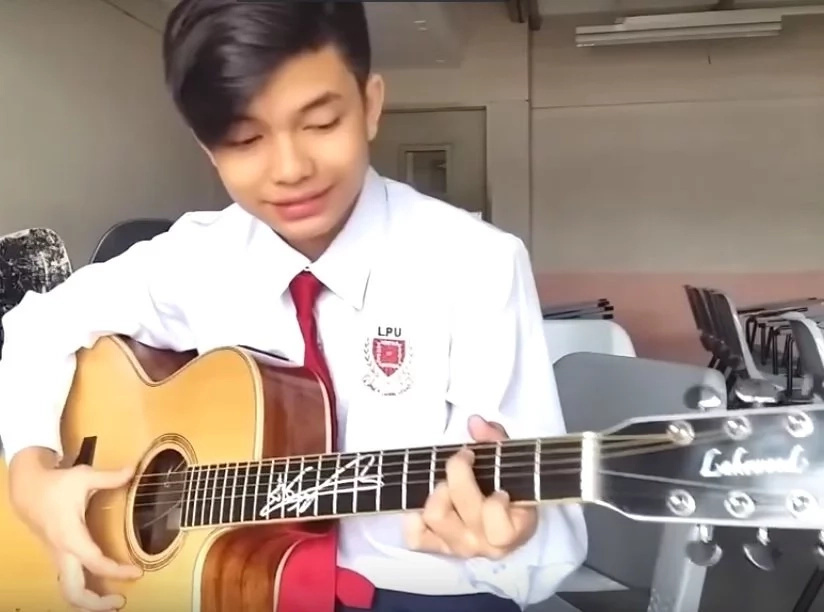 University student serenades netizens with emotional love song in viral video University student serenades netizens with emotional love song in viral video
