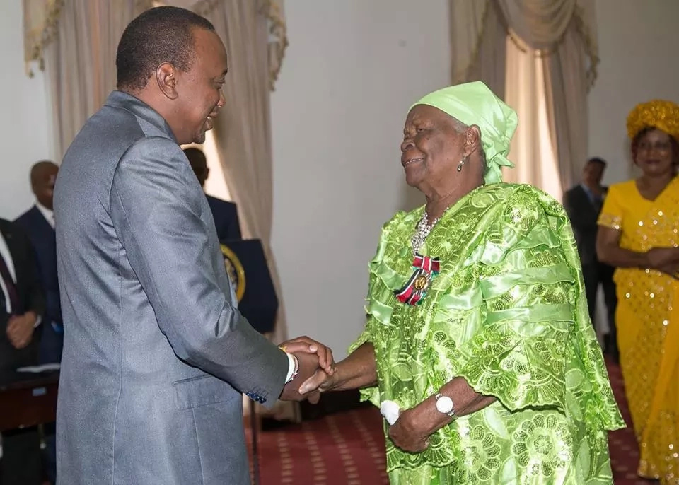 Epic photo of Obama's granny and First Lady Margret Kenyatta that has lit the internet Epic photo of Obama's granny and First Lady Margret Kenyatta that has lit the internet