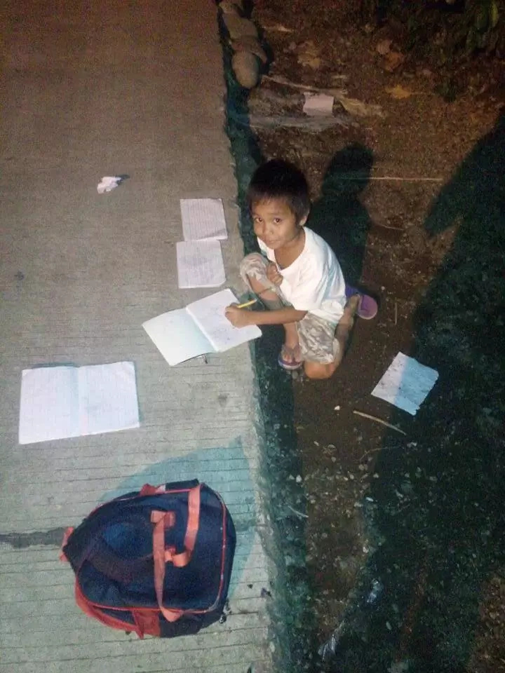 Child who studies under a street light went viral Child who studies under a street light went viral