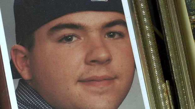 Dad Maintained Son’s Memorial For 13 Years Until He Got A Shocking Note From A Billionaire! Dad Maintained Son’s Memorial For 13 Years Until He Got A Shocking Note From A Billionaire!