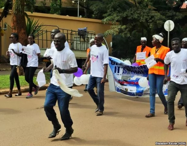 Women stare as men wear heels to town (Photos) Women stare as men wear heels to town (Photos)
