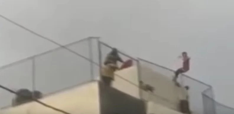 Video shows how a man kills himself jumping from the fifth floor of a building in Dominican Republic Video shows how a man kills himself jumping from the fifth floor of a building in Dominican Republic