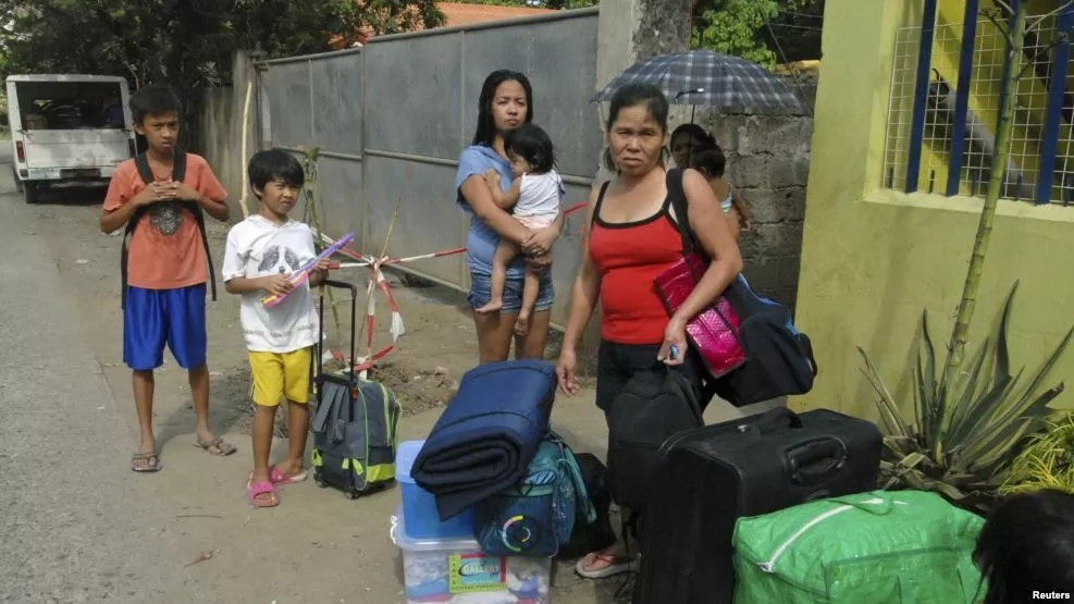 7 Ways Filipinos are preparing for Lawin 7 Ways Filipinos are preparing for Lawin