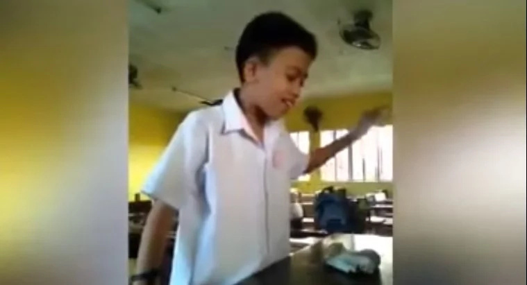 Pinoy student shockingly covers Arian Grande's hit song in viral video Pinoy student shockingly covers Arian Grande's hit song in viral video