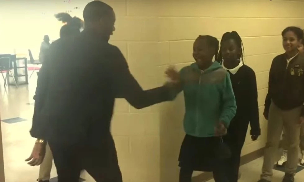 Meet best teacher ever who remembers unique handshake for EVERY SINGLE pupil (photos, video) Meet best teacher ever who remembers unique handshake for EVERY SINGLE pupil (photos, video)