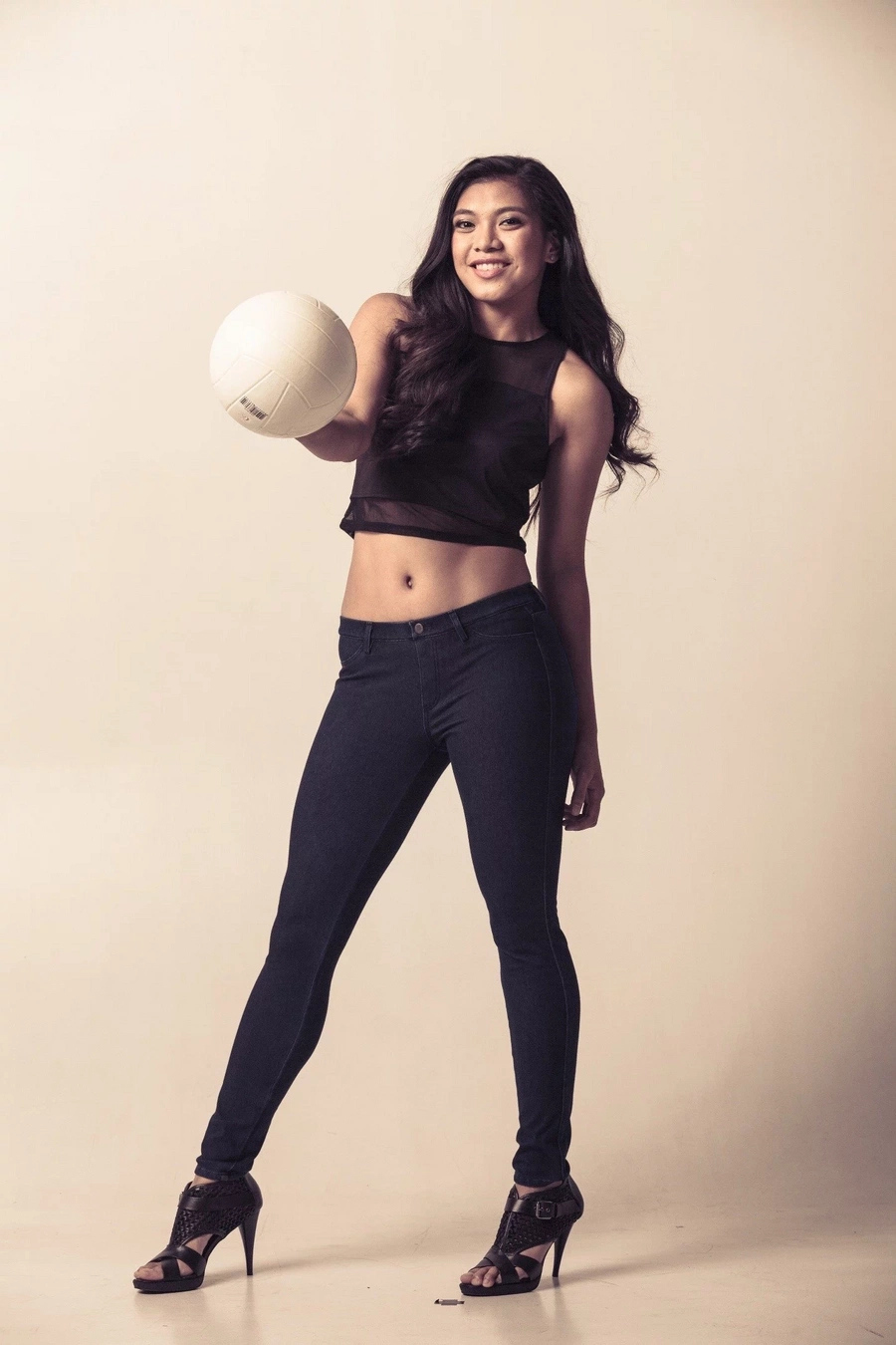 Alyssa Valdez gets busy with volleyball skills camp Alyssa Valdez gets busy with volleyball skills camp