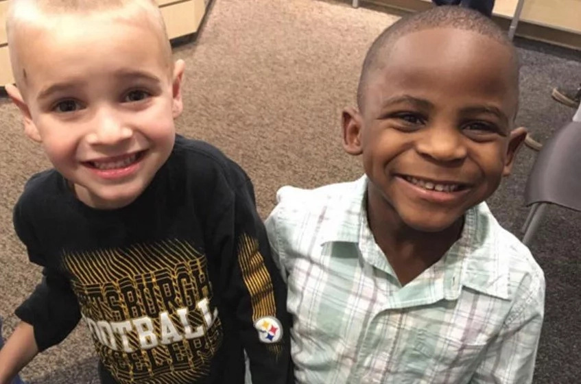 No one is born racist! Boy, 5, asks mom for haircut to look like his friend, wins everybody's hearts (photos)