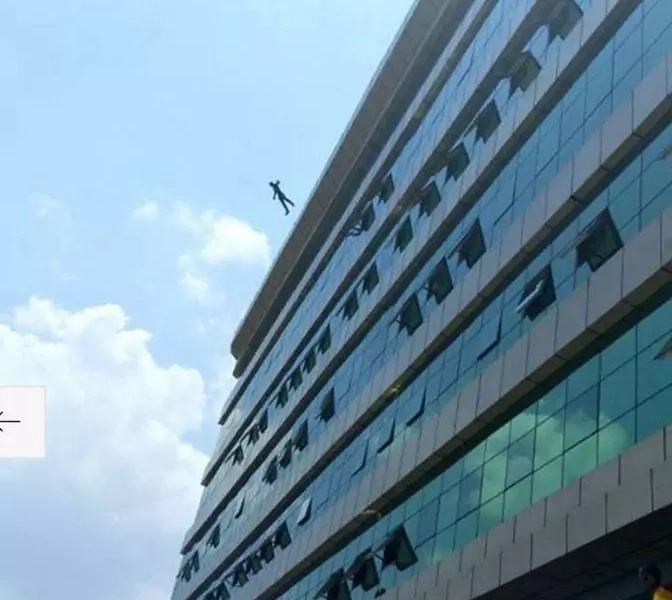 Man jumps from the roof of a sixth floor building (video)