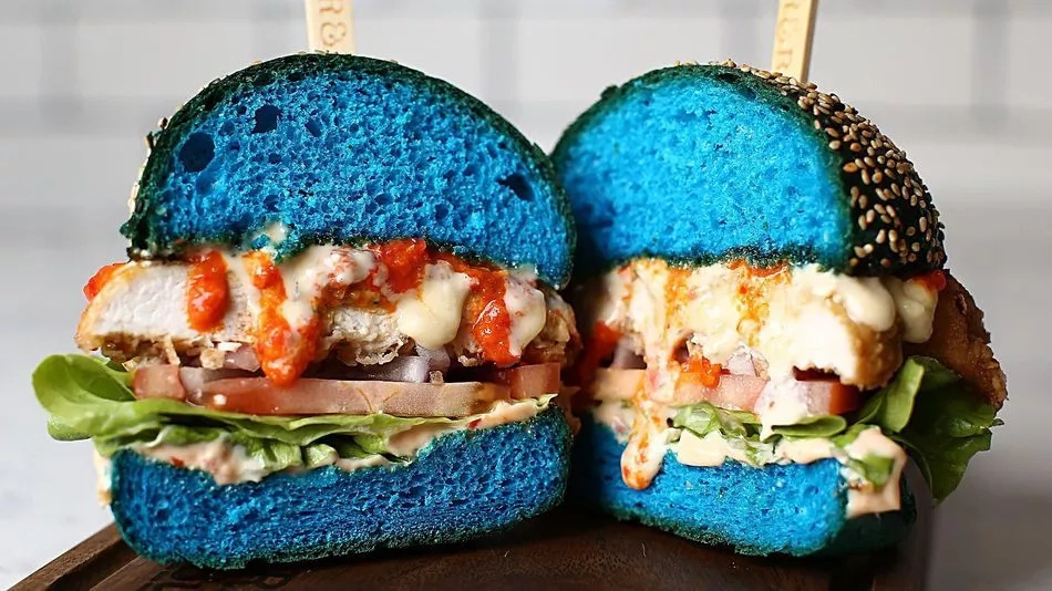 Man, These Blue Burgers Are Here To Fulfill Your Insatiable Hunger For Weird Food Man, These Blue Burgers Are Here To Fulfill Your Insatiable Hunger For Weird Food