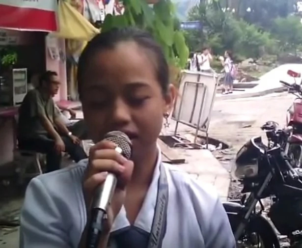 She grabbed the microphone and everyone was stunned! Pinay singer went viral after this amazing performance She grabbed the microphone and everyone was stunned! Pinay singer went viral after this amazing performance