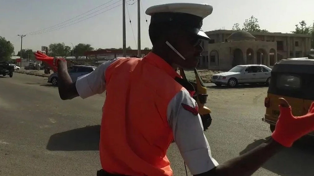 Nigerian traffic guard dancing like MICHAEL JACKSON helps calm the heart of his people (photos, video)