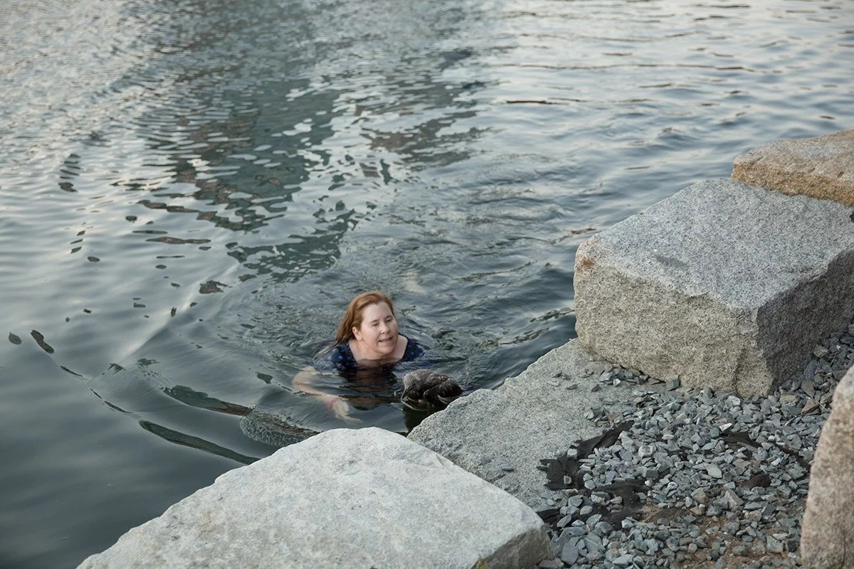 She dived into an icy cold channel to save a drowning bird She dived into an icy cold channel to save a drowning bird