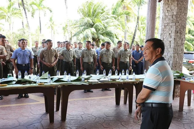 Emotional Binay bids goodbye to security group Emotional Binay bids goodbye to security group