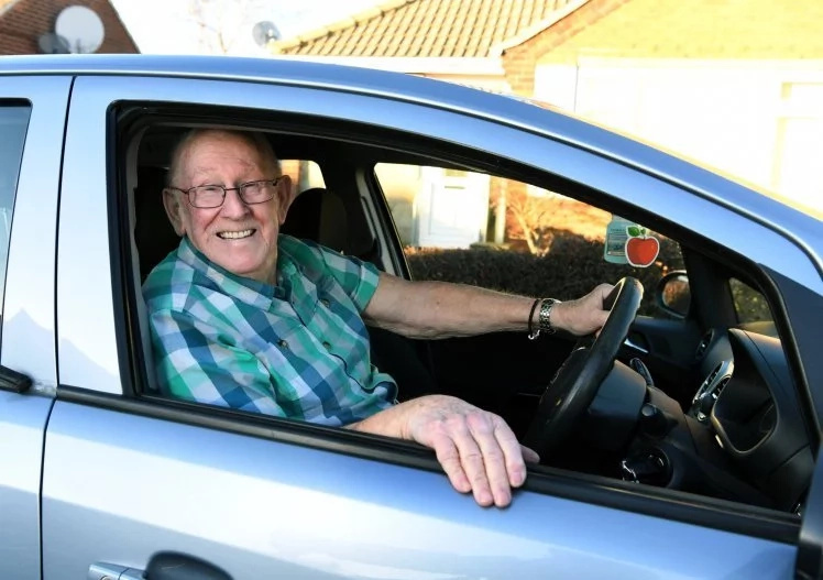 Keith is happy to act as his wife's chauffeur. Source: unilad.co.uk