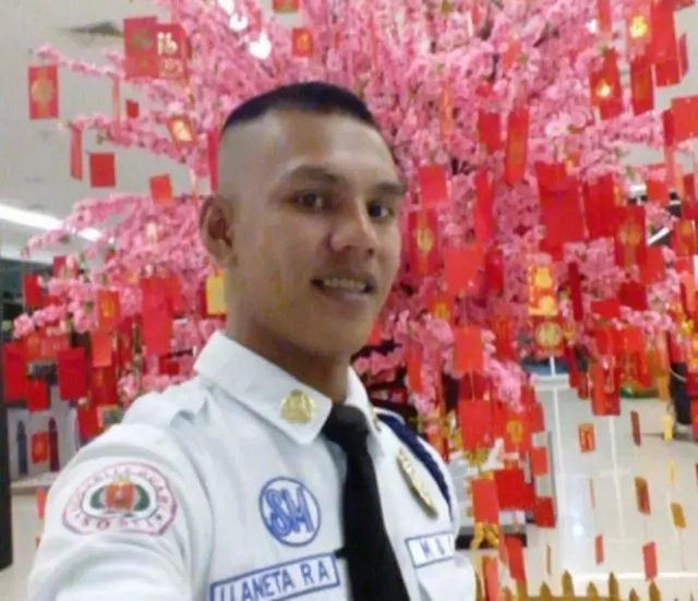 This Security Guard in a Mall Returned A Bag Containing 500,000 Pesos This Security Guard in a Mall Returned A Bag Containing 500,000 Pesos