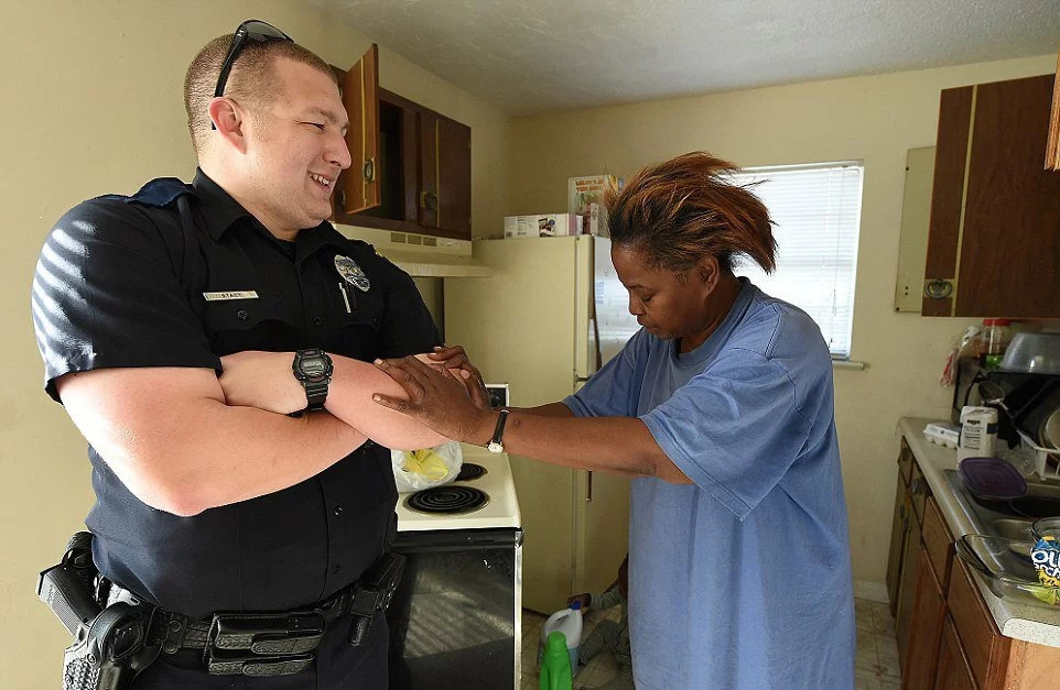 Cop did not arrest shoplifter, gives food instead Cop did not arrest shoplifter, gives food instead