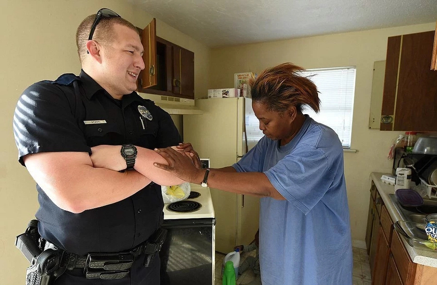Cop did not arrest shoplifter, gives food instead Cop did not arrest shoplifter, gives food instead
