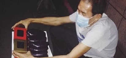 Tangkilikin ang tinda ni Tatay! Hardworking old man selling Ube Halaya on the sidewalk wows netizens