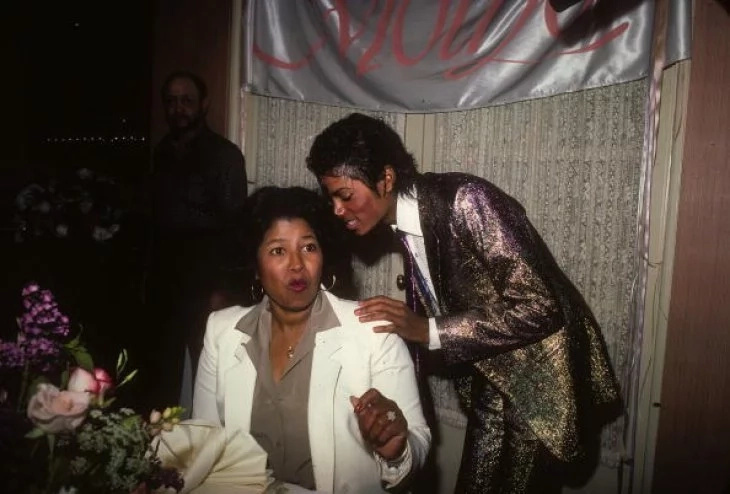 Michael Jackson nimmt an der Geburtstagsfeier seiner Mutter Katherine Jackson am 4. Mai 1984 an einem privaten Ort in Los Angeles teil Foto: Getty Images