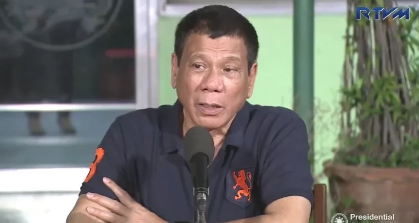 Duterte flirts with female reporter in midst of tirade vs De Lima Duterte flirts with female reporter in midst of tirade vs De Lima