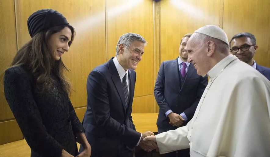 Pope Francis honors George Clooney, Richard Gere, and Salma Hayek Pope Francis honors George Clooney, Richard Gere, and Salma Hayek