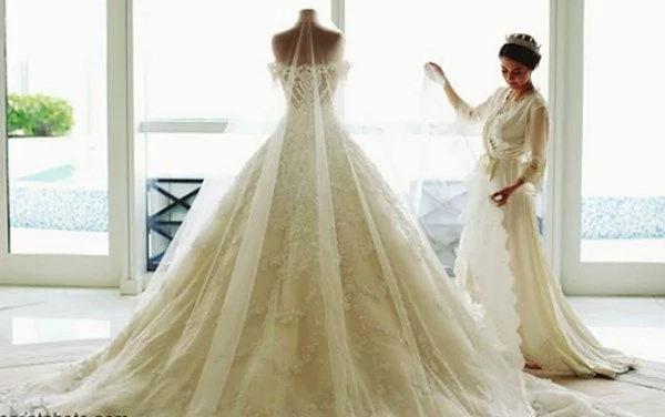Michael Cinco's favorite muse is no other than Marian Rivera Michael Cinco's favorite muse is no other than Marian Rivera