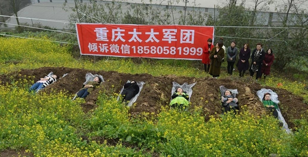 Until death do us part! Divorced women lay in real GRAVES to overcome marriage failure (photos)